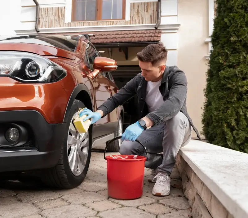 Lavage auto à domicile Argens-Minervois : professionnel intervenant sur un véhicule